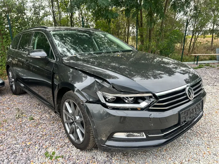 Volkswagen Passat s poškodeným predkom po zrážke so zverou pred opravou