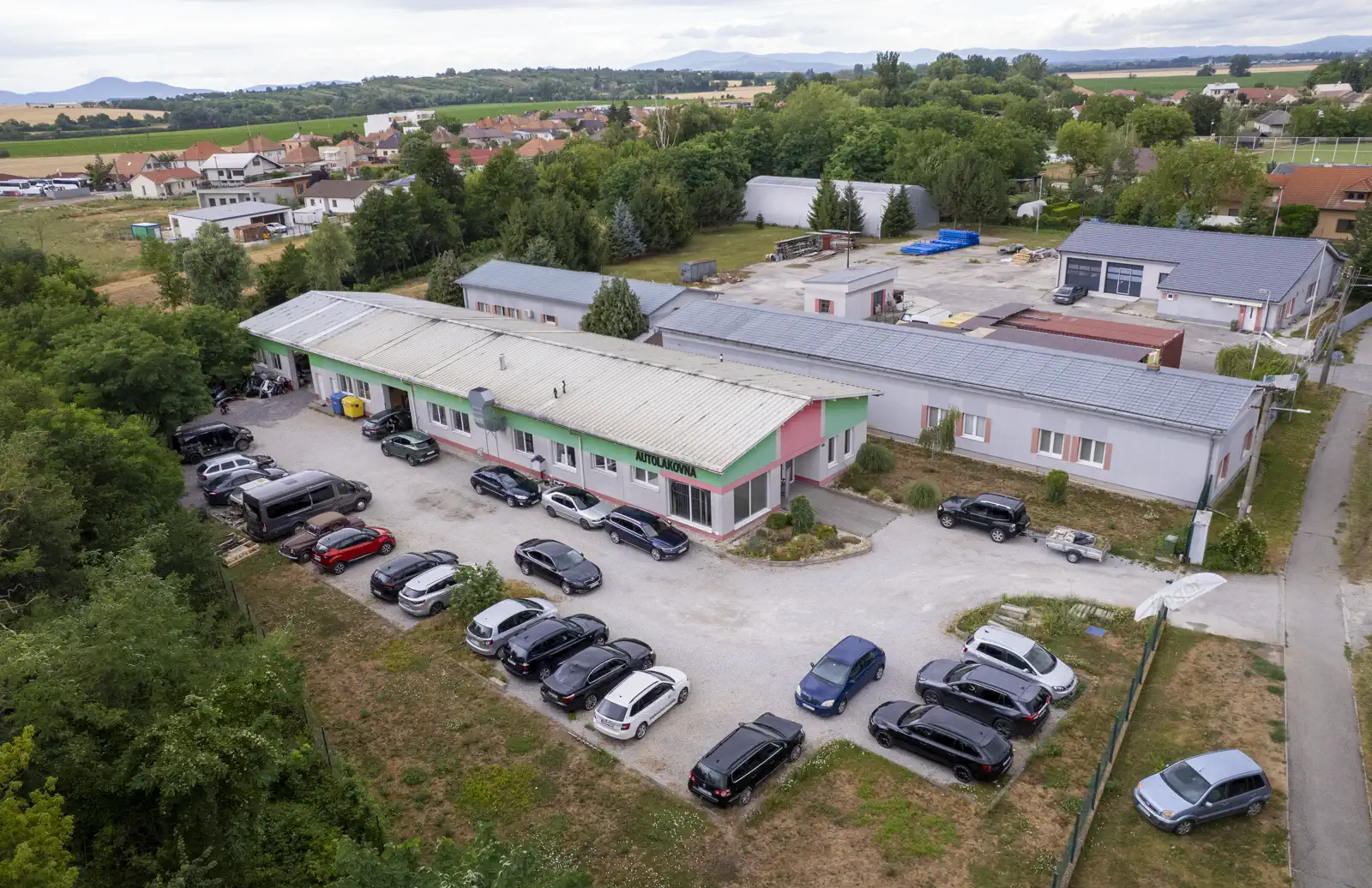 Areál autoservisu a autolakovne imgar Autopoint vo Vrábľoch